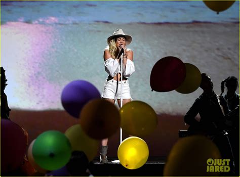 Photo Miley Cyrus Billboard Music Awards Performance 14 Photo