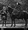 La reina Victoria con su 'compañero' John Brown en su caballo 'Fyvie ...