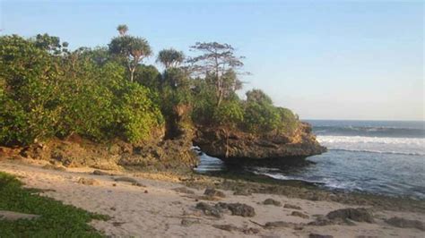 Pantai Karang Bolong Malang 🏖️ Htm Rute Foto And Ulasannya
