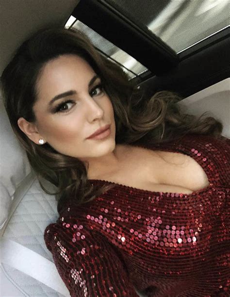 Brit Awards 2019 Kelly Brook Wows In Plunging Sequinned Dress Daily Star