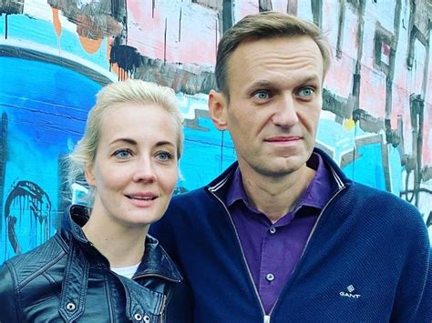 На его странице в instagram появилась фотография из колонии, где ему предстоит отбывать наказание. «Привет, кошарик»: какие письма Навальный пишет жене из ...