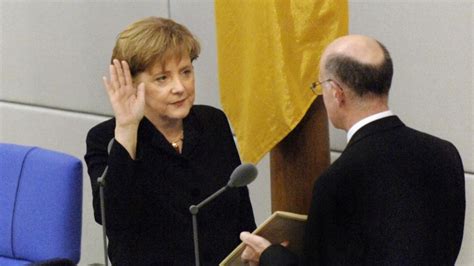 Hier finden sie alle videos mit bundeskanzlerin angela merkel, von der selbst arnold schwarzenegger sagt: 10 Jahre Kanzlerin Angela Merkel - Lange unangreifbar, jetzt unter Druck (Archiv)
