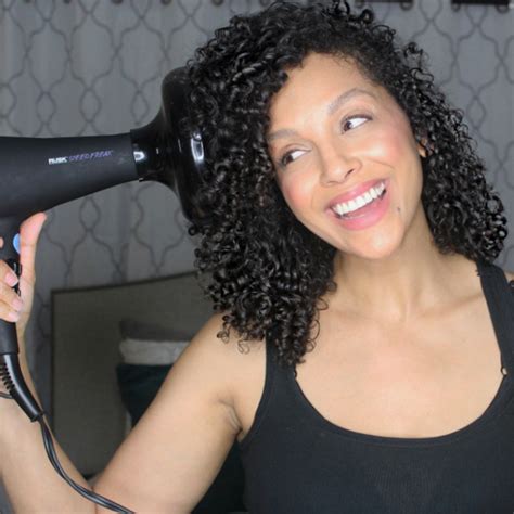 Top 12 Tips To Diffuse Curly Hair Without The Frizz