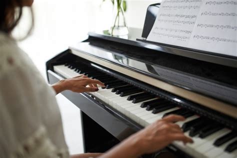 Girl Playing Piano — Stock Photo © Dragonimages 104909930