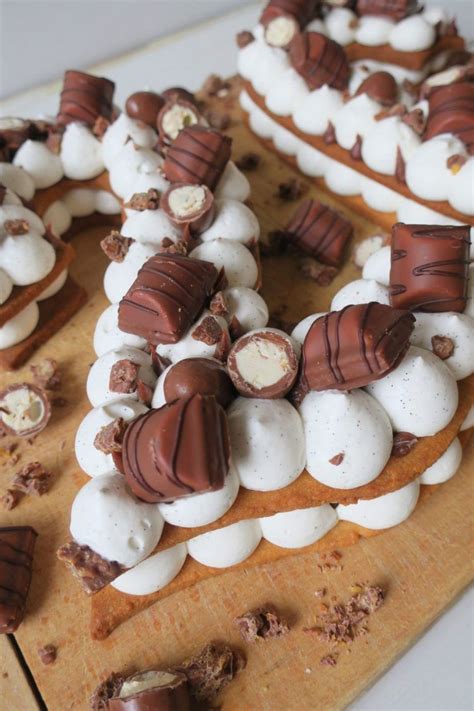 Vous recherchez un gâteau d'anniversaire original et gourmand? Number Cake vanille, praliné & Kinder (avec images) | Cake poire chocolat, Gâteaux aux numéros ...