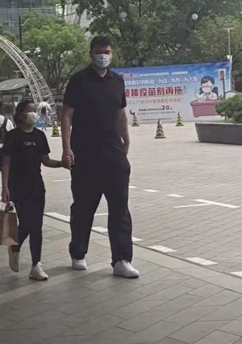 Yao Ming And His Daughter Go Shopping 11 Year Old Yao Qinlei Is As