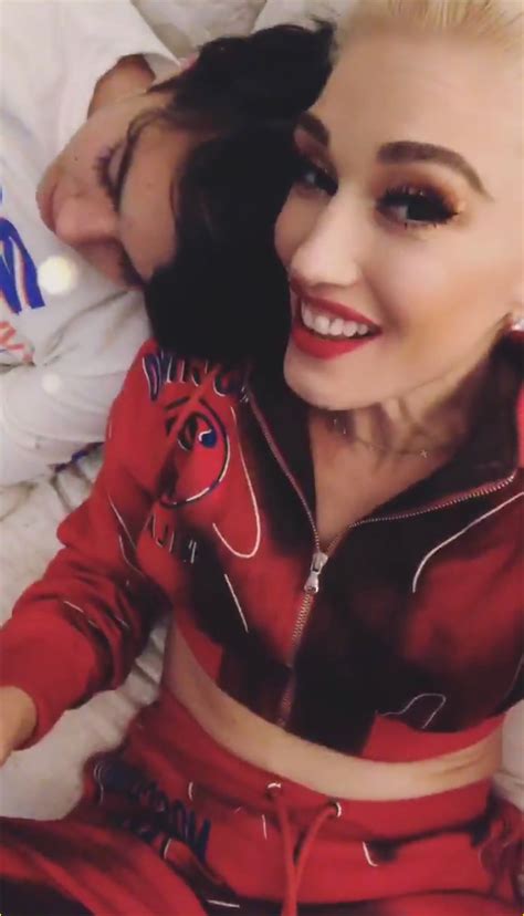 Gwen Stefani And Blake Shelton Share New Year S Eve Kiss Photo 4204181 2019 New Years Eve