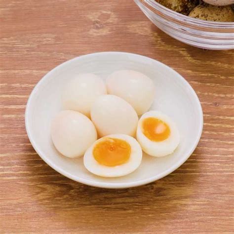 ◆ゆで卵の作り方 (1) 卵は熱湯に入れると温度差でひびが入りやすいので、水から入れてゆでる。 (2) 鍋に卵がかぶるくらいの水を入れ、中火にかけ、黄身を中心にして固めるために、１～２分ほどはしで転がしながらゆで始める。 (4) ゆで上がったらすぐに冷水にとり、冷めたら殻をむく。 料理の基本! うずらの卵のゆで方のレシピ動画・作り方 | DELISH ...