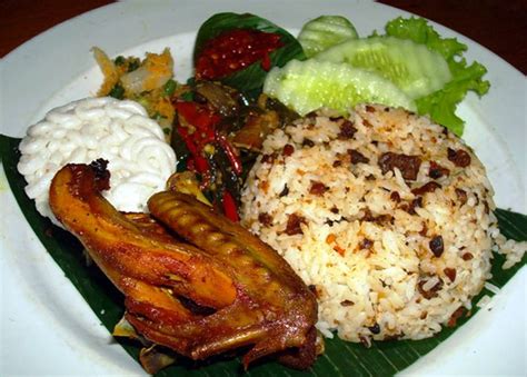 Sesuai namanya 'tutug', nasi putih diaduk dengan sambal oncom. 👌8 Makanan Khas Sunda Dengan Banyak Pilihan Rasa (Pedas ...