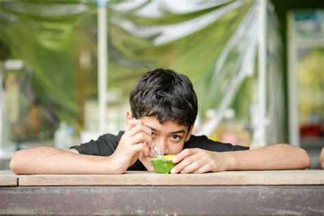 Muchacho Adolescente Bebiendo Jugo De Frutas En El Parque Camping Horario De Verano Foto Premium