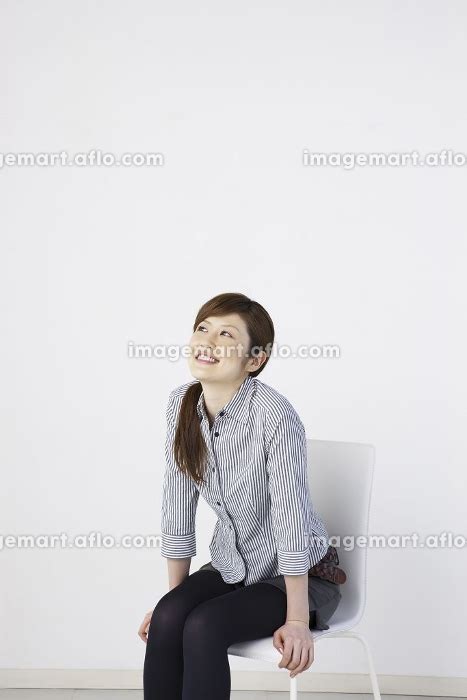 椅子に座る女性の写真素材 [24188953] イメージマート