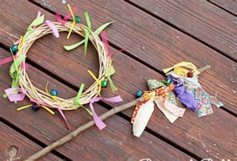 Here are a couple of simple homemade musical instruments that you can easily make with your kids. 52 Homemade Musical Instruments to Make | FeltMagnet