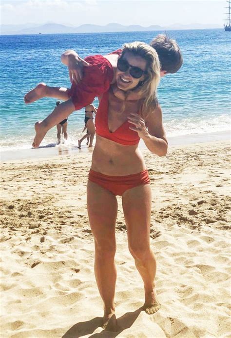 Helen Skelton Instagram Countryfile Star Says As She Shares Bikini Clad Pics Celebrity News