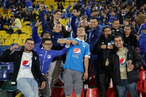 Center that is intercepted by jeider riquett. Millonarios vs Alianza Petrolera, fotos de los hinchas en ...