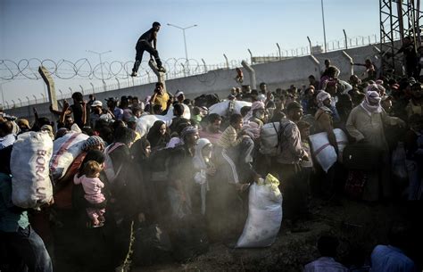 Powerful Images Show Syrians Fleeing Border Fighting Into Turkey Time