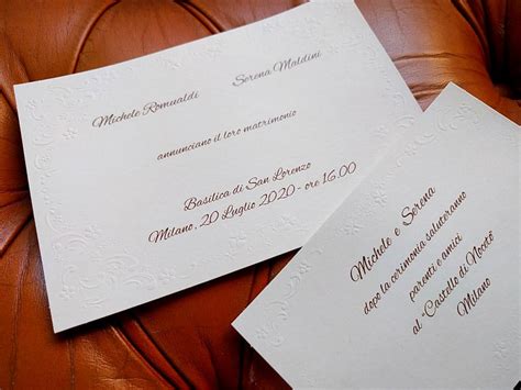 Ok, ci siamo, le partecipazioni sono finalmente pronte, le buste sono lì belle e intonse davanti a te. Partecipazione di nozze n° 89 cartoncino avorio con ...