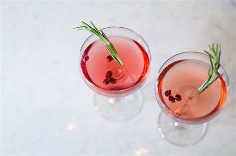 Looking to up your drink game? Christmas Cocktails: Cranberry Champagne Cocktail - By Lynny
