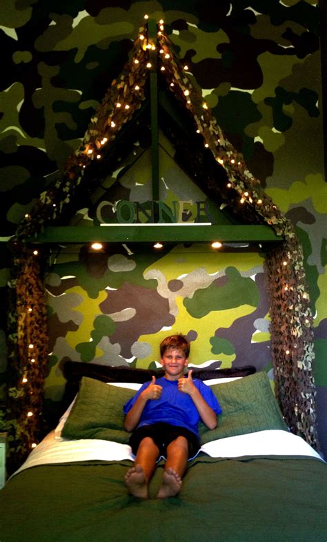Transform your boring looking bedroom into an action packed military themed bedroom. Boys Room, Camouflage, Bedroom | Quarto militar de meninos ...