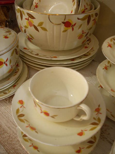 This bud vase was made in 2003 by the hall china company for the national autumn leaf collectors club to match dinnerware dishes sold by the jewel t tea company during the 1930s to. Pin by Aunt Elsies on Aunt Elsie's Kitchen | Jewel tea ...