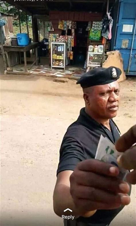 Photos Of A Police Officer Spotted Collecting 50 Naira Bribe Crime