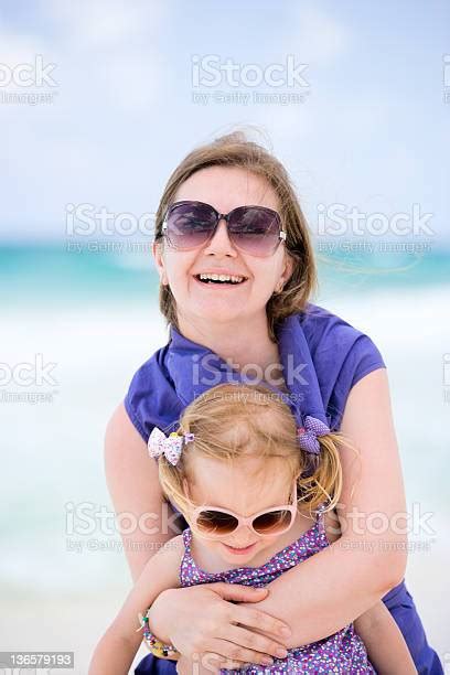 Feliz Madre E Hija En La Playa Foto De Stock Y Más Banco De Imágenes De