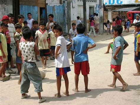 Revisa tu bandeja de entrada y haz clic en la liga para reestablecer tu contraseña. niños peruanos jugando en la calle | Jorge, Belenes, Niños