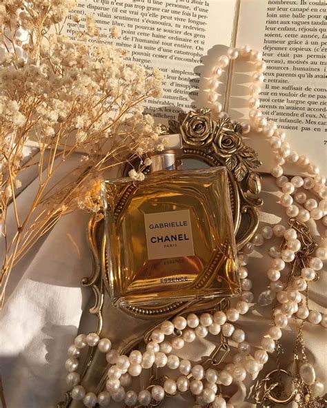 Download Aesthetic Instagram Chanel Perfume Wallpaper