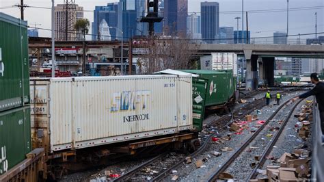 走行中の貨物列車をターゲットにした「列車強盗」がアメリカで急増、強盗がまき散らした段ボール箱による脱線事故も発生 ライブドアニュース