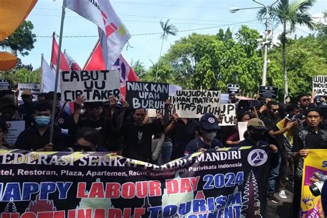 Massa Bentangkan Spanduk Ini Tuntutan Buruh Dalam Aksi Damai May Day