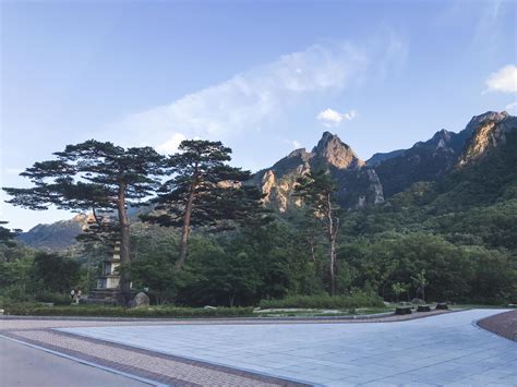 Vista A Las Hermosas Montañas En El Parque Nacional De Seoraksan