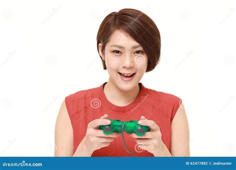 mujer japonesa joven que disfruta de un videojuego foto de archivo imagen de hembra manera