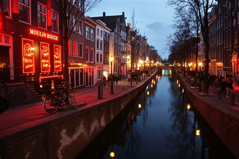 Il Quartiere A Luci Rosse Di Amsterdam Potrebbe Spostarsi In Un