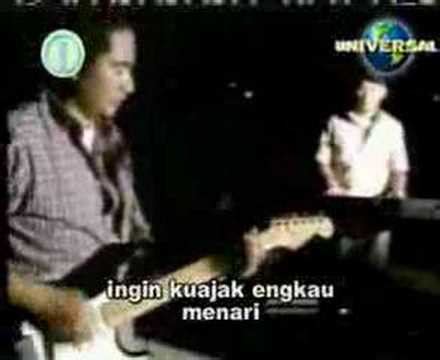 verse 2 akulah pengagum ragamu tak ingin kumenyakitimu lindungi dari sengat dunia yang mengancam nodai sucinya lahirmu. ada band karena wanita (ingin dimengerti) - YouTube