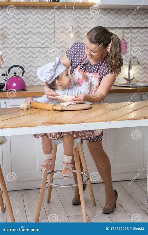 Madres E Hijas Cocinando En La Cocina Imagen De Archivo Imagen De