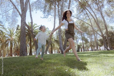 Una Niña Y Su Mama Corriendo Por El Parque Madre E Hija Jugando En El