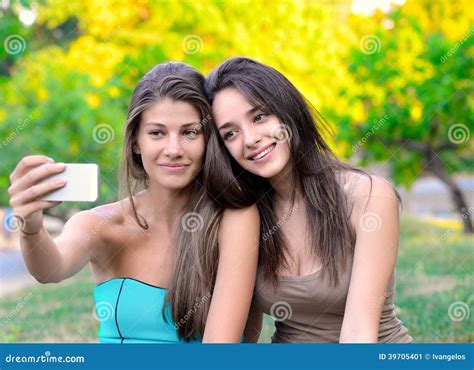 Twee Mooie Jonge Vrouwen Die Foto Nemen Stock Afbeelding Image Of