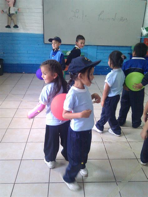 En términos generales se denomina al juego como las actividades placenteras que realiza una persona durante un período indeterminado con el fin de. Educación Fisica: Baile del globo ( esquema corporal)