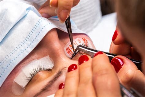 How To Become An Eyelash Extensions Technician