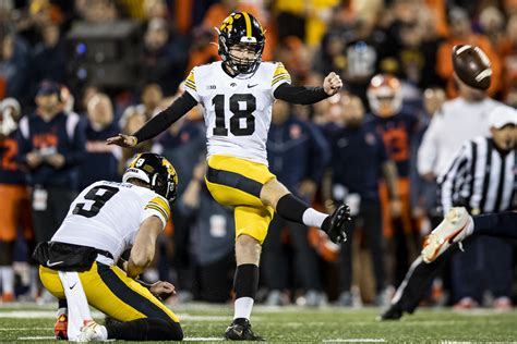 Halftime Reactions Iowa Football Tied With Illinois 6 6 The Daily Iowan