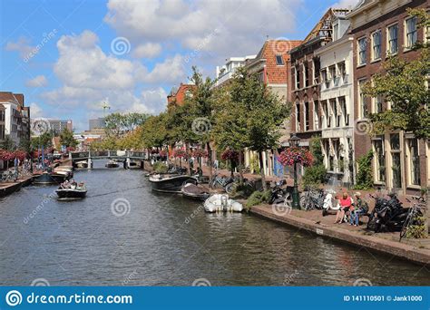 Leiden university, the netherlands, was founded in 1575 and is one of europe's leading international research universities. Bootfahrt In Einem Kanal In Leiden, Holland Redaktionelles ...