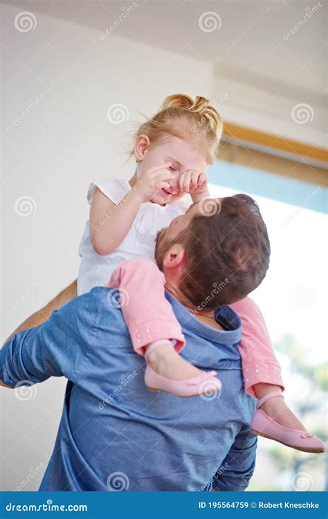 Padre Consolas Llorando Hija En Casa Imagen De Archivo Imagen De