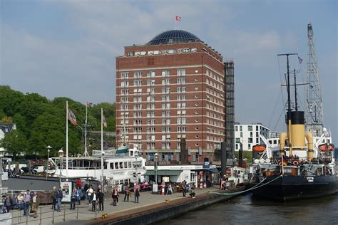 Die wohnung befindet sich im 6. Hamburg-Altona am 30.4.2019: Fähranleger Museumshafen ...