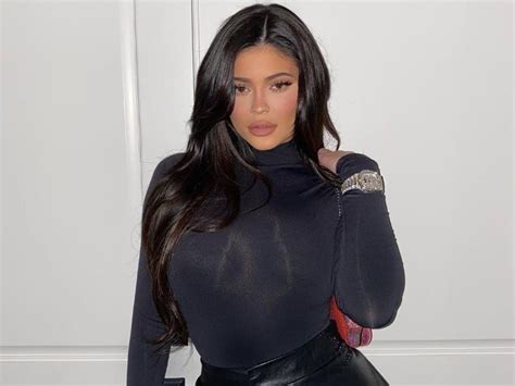 Kylie Jenner Shows The Obtained Body With Exercise On