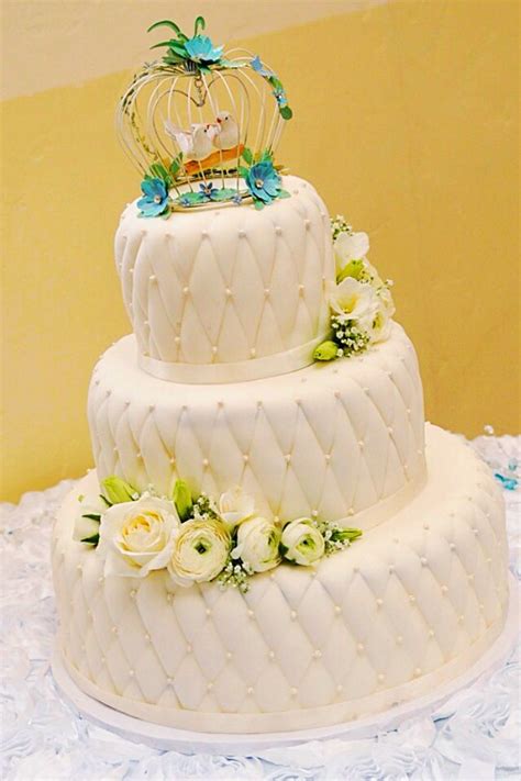 A gorgeous wedding cake is often the centerpiece of a wedding and typically sits in a place of honor at the reception. Pillow pattern wedding cake | Wedding cake pinterest, Pillow wedding cakes, Pillow cakes