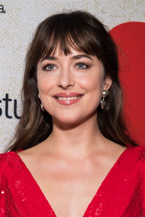 He also has a somewhat dirty side, but that only comes out if he really likes you. Dakota Johnson termina con la separación entre sus dientes ...