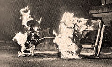 Terus ke atas hingga pahanya menganga, perutnya terbuka dan akhirnya beha putihnya nampak menantang. 13 Mei, moga tak berulang: Rusuhan 1969 yang mengubah ...