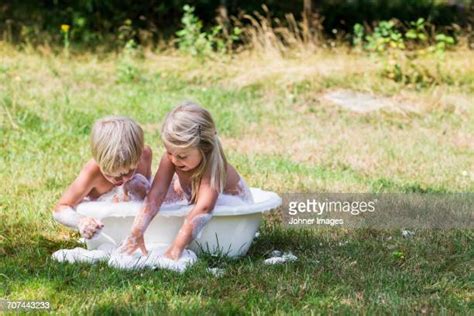 brother and sister taking a bath together stockfoto s en beelden getty images