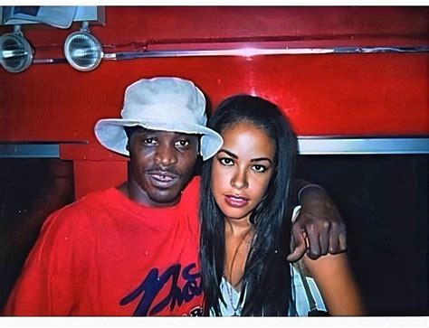 Aaliyah With A Fan Aaliyah Hair Rip Aaliyah Aaliyah Style Ashley