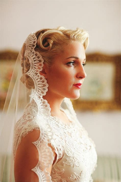 How To Wear A Mantilla Veil On Your Wedding Day