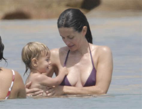 Courteney Cox Nue Dans Beach Babes